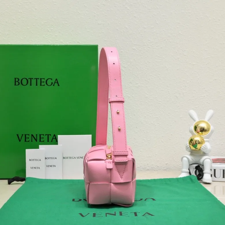 Batch 1420 BV autumn and winter beautiful armpit bag, breaking your definition of armpits BOTTEGA's new BRICK CASSETTE is small and exquisite, breaking the definition of underarms without capacity. It is no longer a small waste bag, but also a classic woven style. Why not buy such a bag? The soft sheepskin material shows a sense of luxury. Style number: 9305 Size: 23.5*10*10cm